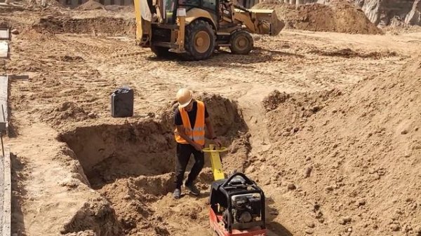 Stroyrent. Unit. Уплотнение грунта под ростверки. Dynapac LG 300