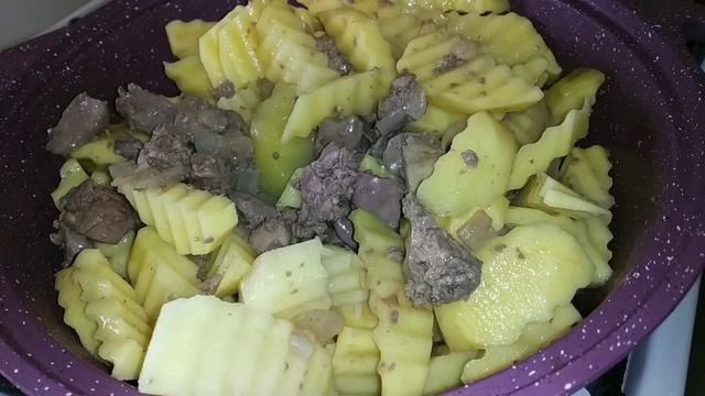 Куриная ПЕЧЕНЬ, тушёная с картофелем и сметаной! Вкусный обед по - быстрому! смотреть онлайн