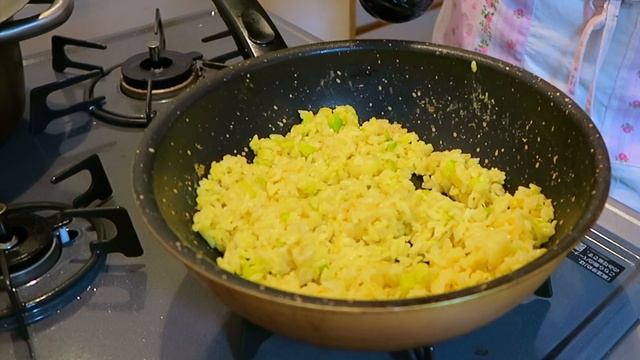 ЖАРЕНЫЙ РИС НА СКОВОРОДКЕ. ОЧЕНЬ ПРОСТОЙ РЕЦЕПТ! смотреть онлайн