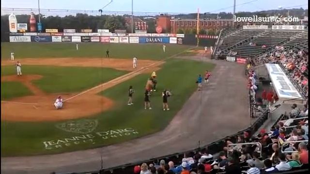 Sumo wrestling between innings of Spinners game against Mahoning Valley at LeLacheur Park @lowellsu смотреть онлайн