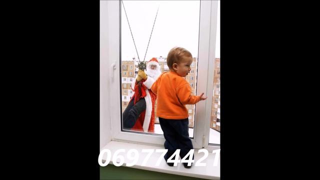 На Новый Год к Вам в окно постучится самый настоящий Дед Мороз, в шубе, с бородой и мешком подарков смотреть онлайн