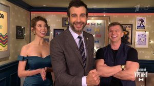 Иван выбрал между декольте и коротким рукавом. Пролог. Вечерний Ургант. Фрагмент выпуска от 22.12...