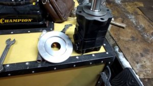 подготавливаем гидромотор к установки.