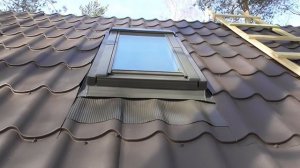 Монтаж металлочерепицы вокруг мансардного окна.