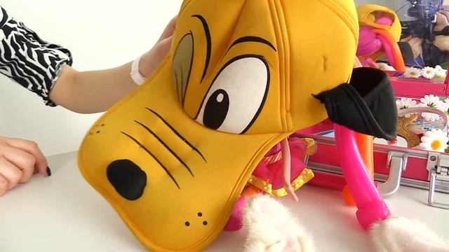 Видео для девочек. Сластёна примеряет парики и шапочки смотреть онлайн