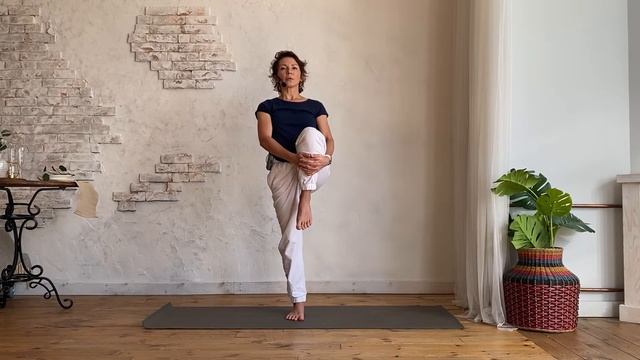 Позы стоя: йога для устойчивости #йогакаждыйдень #йогадляновичков смотреть онлайн