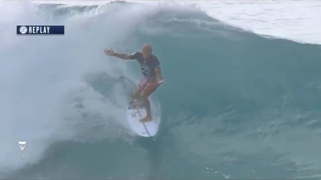 Kelly Slater Falls of Inside the Barrel and Gets Up Again - INCREDIBLE !!! (PIPELINE 2018) смотреть онлайн