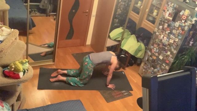Йога с Настей Пуха Ножки, скрутки и спина ? смотреть онлайн