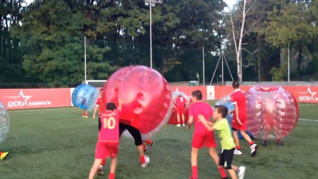 Бъбъл битка с футболиста Владо Манчев и деца от школата на ЦСКА смотреть онлайн