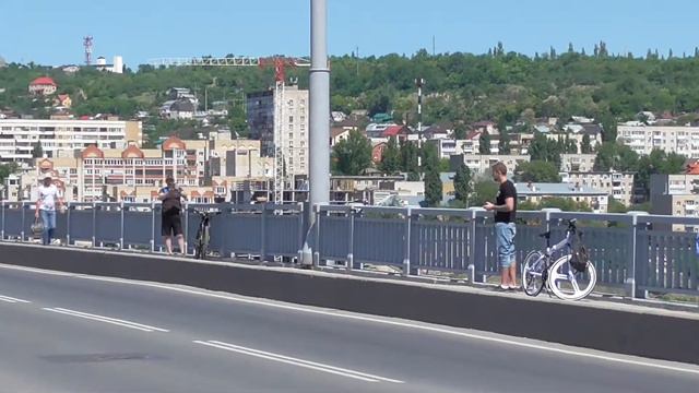 Квадрокоптер над мостом смотреть онлайн