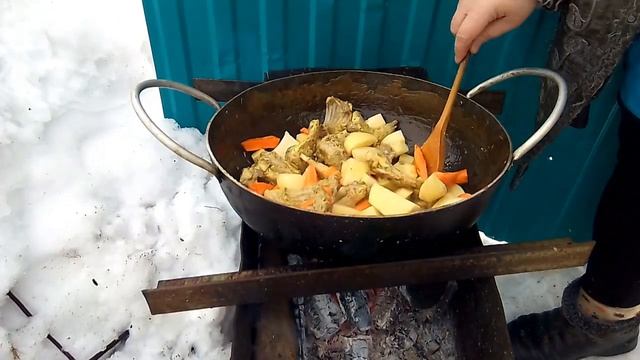 Готовим кролика с картошкой в садже на костре. смотреть онлайн