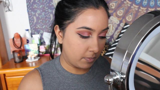 GLITTER BOMB WITH A TWIST- HALLOWEEN MAKEUP TUTORIAL смотреть онлайн