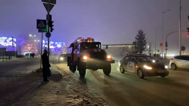 Fire tank AC-40 from 44 fire dept returns from call with lights смотреть онлайн