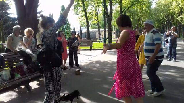 Листья желтые!!! Танцы в Саду Шевченко!!! Харьков Май 2021 смотреть онлайн