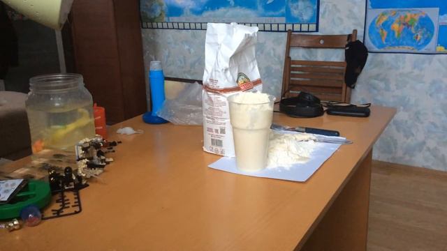 Как сделать из двух вещей жевачку для рук смотреть онлайн