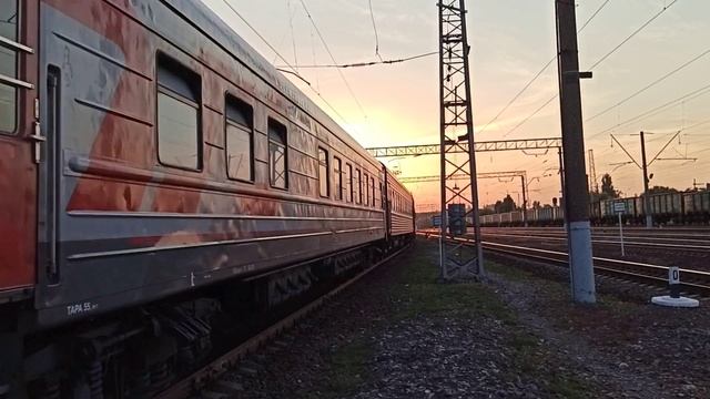 Электровоз ЭП1П-051 с поездом №84 Москва—Адлер прибывает на станцию Миллерово смотреть онлайн
