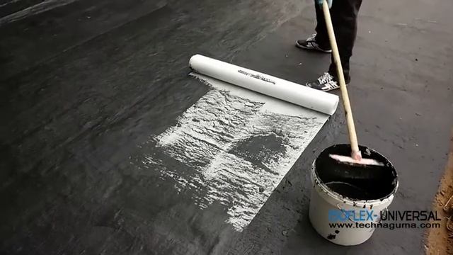 Хидроизолация с битумна течна гума на гараж покрит с пръст.