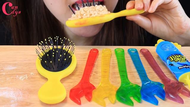 ASMR EDIBLE HAIR BRUSH RICE CAKE RAINBOW JELLY JUICE DROP POP EDIBLE TOOLS 먹는빗,무지개젤리,먹는공구,버블티,타피오카펄 смотреть онлайн