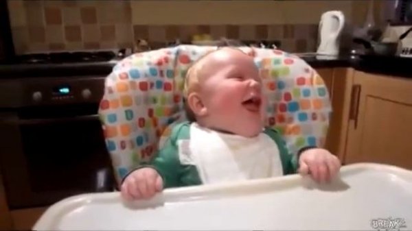 Малыш смеётся как папа ))