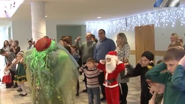 Малыши пляшут на новогодних утренниках смотреть онлайн