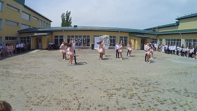 Останній дзвоник 2021. Шкільний вальс 11-А смотреть онлайн