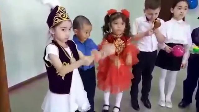 Поздравление с праздником Наурыз от учеников 0 "А" класса. смотреть онлайн