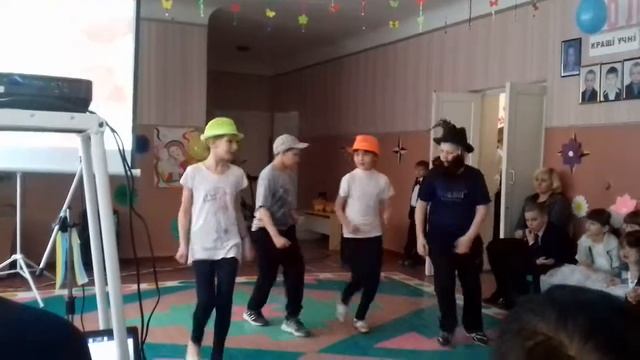 Смешной танец. На 8марта DZIDZO-а имени повезло смотреть онлайн