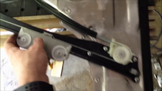 How to Replace a Window Regulator on a 2001 Audi TT (MK1 1999-2006) смотреть онлайн