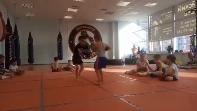 Лихачёв Артем, 5 лет - Фазулзянов Кирилл, 5 лет. Спарринги. Тайский бокс. СК "Black Horse" смотреть онлайн