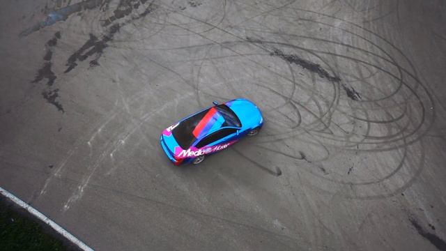 Немцы жгут! BMW М5 рисует восьмерку! смотреть онлайн