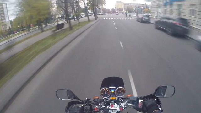 Yamaha YBR 250 (YS Fazer) - прохват по небольшому городу смотреть онлайн