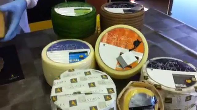 Como cortar quesos de oveja al romero y quesos artesanos. смотреть онлайн