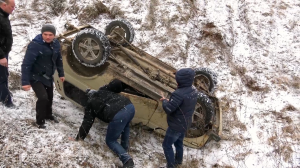 Парням так понравился Off Road 4x4 что они даже не заметили как перевернули Ниву 2121 на крышу.