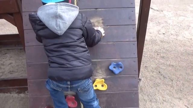 Детская площадка с интересными скульптурами животных возле ВДНХ. смотреть онлайн