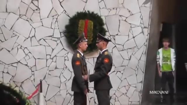 МАМАЕВ КУРГАН. КАК СПАСАЮТ ЧАСОВЫХ ОТ ЖАРЫ. Mamaev Kurgan смотреть онлайн