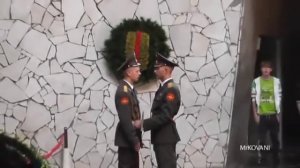 МАМАЕВ КУРГАН.  КАК СПАСАЮТ ЧАСОВЫХ ОТ ЖАРЫ. Mamaev Kurgan