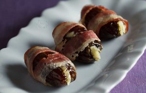 Финики с сыром  в беконе. Шикарная закуска на Новый год.