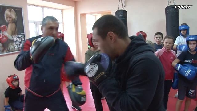 Профессиональный боксер и кикбоксер Сергей Липинец провел тренировку в Луховицкой школе бокса смотреть онлайн