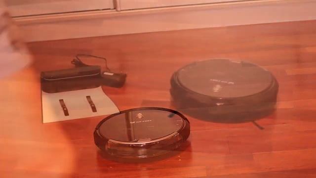 Китёнок совершает прорыв в чистоте дома. Робот-пылесос Kitfort KT-533 смотреть онлайн