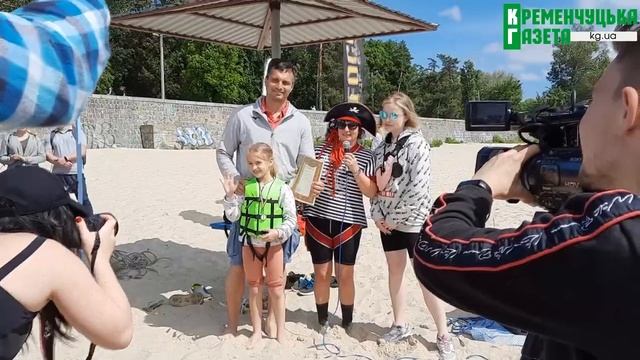 UntitleПірати, індіанці та інші персонажі заполонили міський пляж: у Кременчуці перегони на сапбор смотреть онлайн