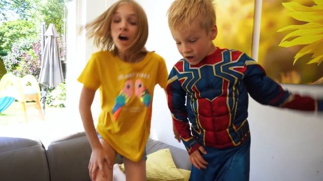 Akim vs Spiderman! Kids turn into superheroes with Amelia and Avelina смотреть онлайн