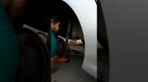 Замена задних амортизаторов Пежо 408