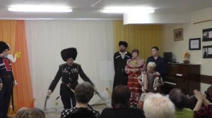 На горе стоял казак, он Богу молился