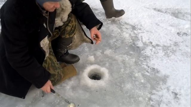 прикол на зимней рыбалке!!! смотреть онлайн