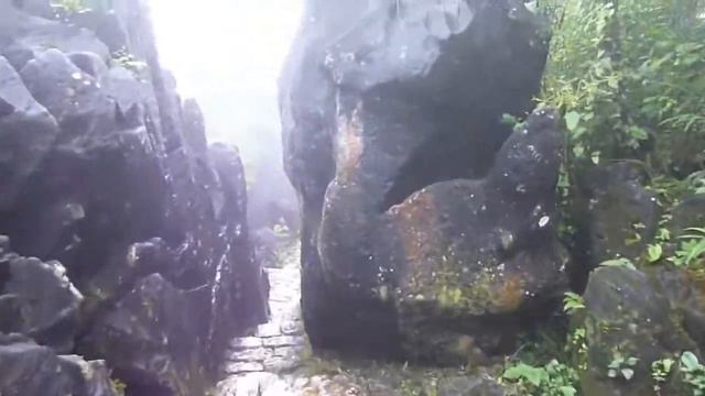 Скалистые туннели на вершине горы Хам Ронг и вид на Сапу смотреть онлайн