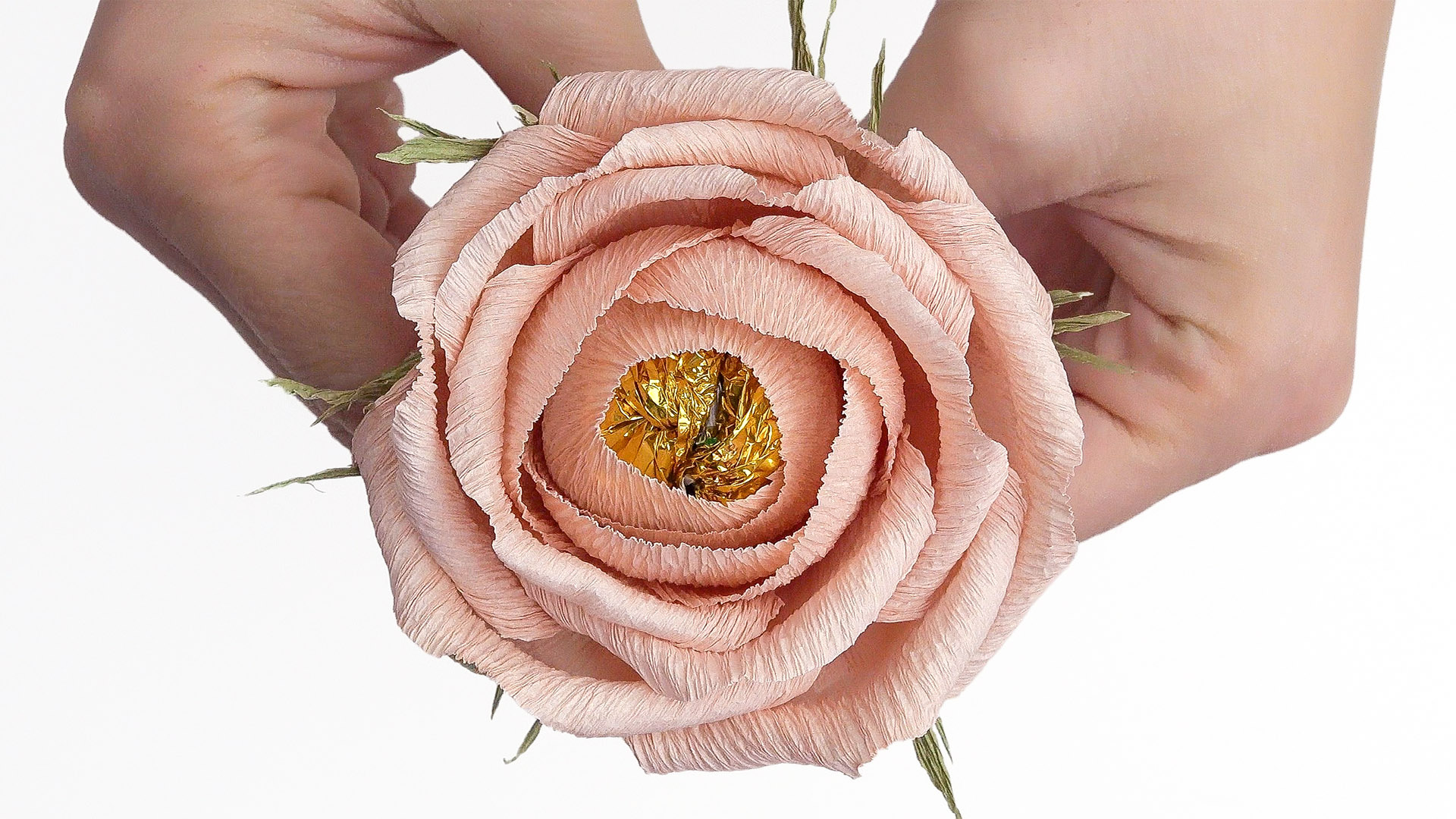 Нежные розы из гофрированной бумаги. Розы из конфет пошаговый видео мастер-класс смотреть онлайн