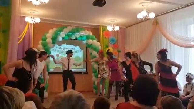 Вот так зажигают родители на выпускном в ДОУ 99 г Чита. смотреть онлайн