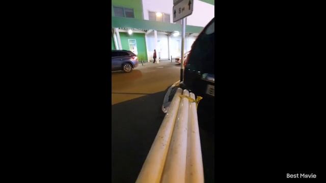 Не прошел мимо этой химической бомбы! Пришлось вытащить из урны и доставить по назначению. смотреть онлайн