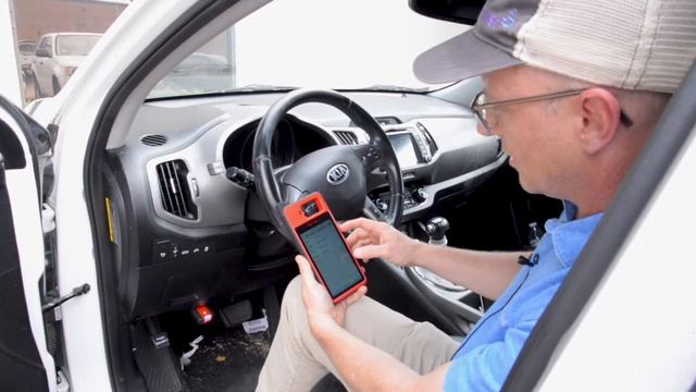 Prox Fob Programming for a 2014 Kia Sportage Using the Autel KM100 device смотреть онлайн