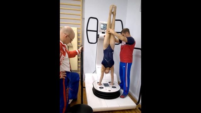 Тренировка стойки на руках у гимнастов на HUBER 360 смотреть онлайн